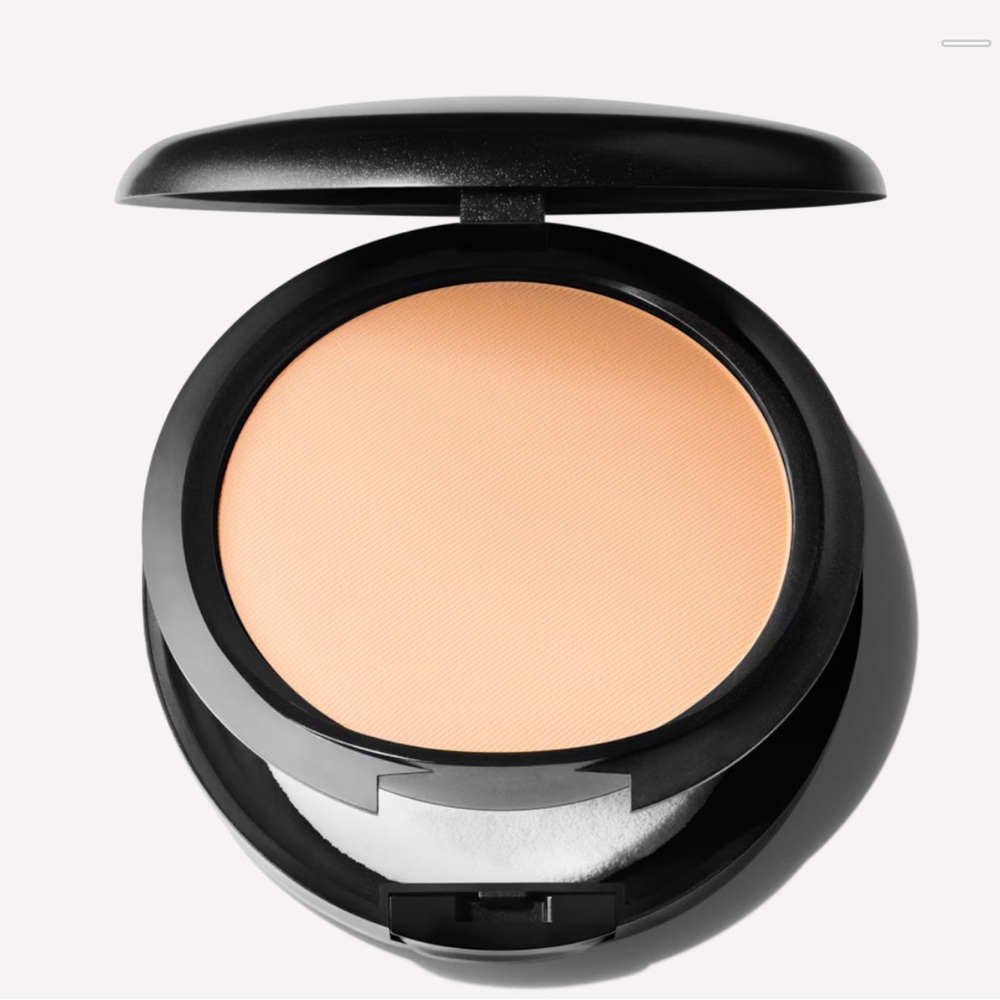 NW22 Foundation 12-hour, medium-2-full coverage, ultra-matte, controls oil/shine - Picture 2 of 4